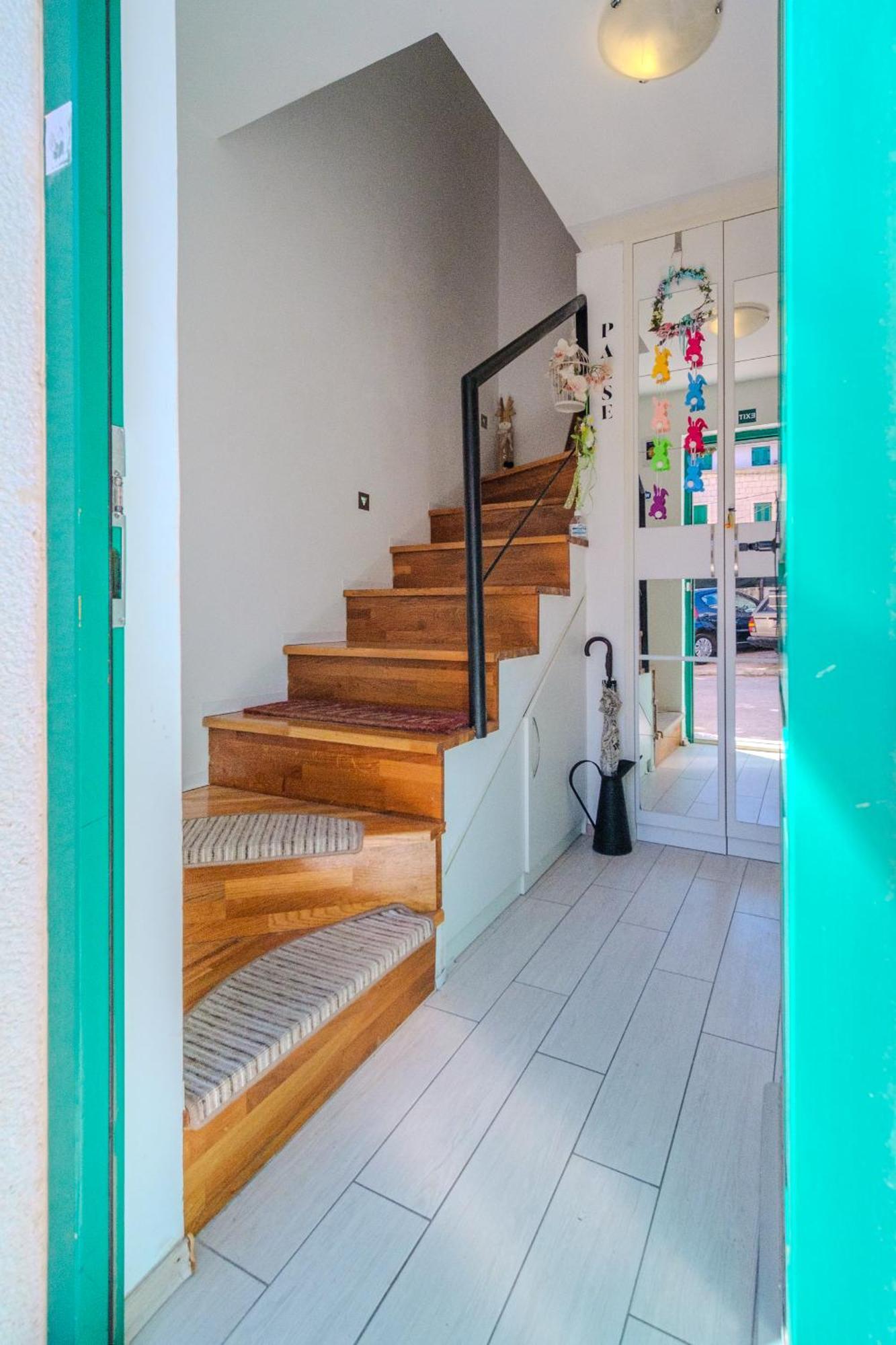 Central Split Rooms And Apartments Paese Экстерьер фото