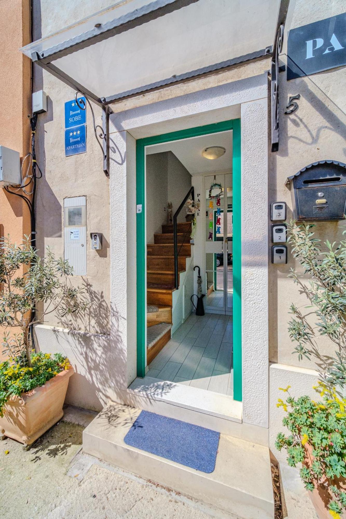 Central Split Rooms And Apartments Paese Экстерьер фото