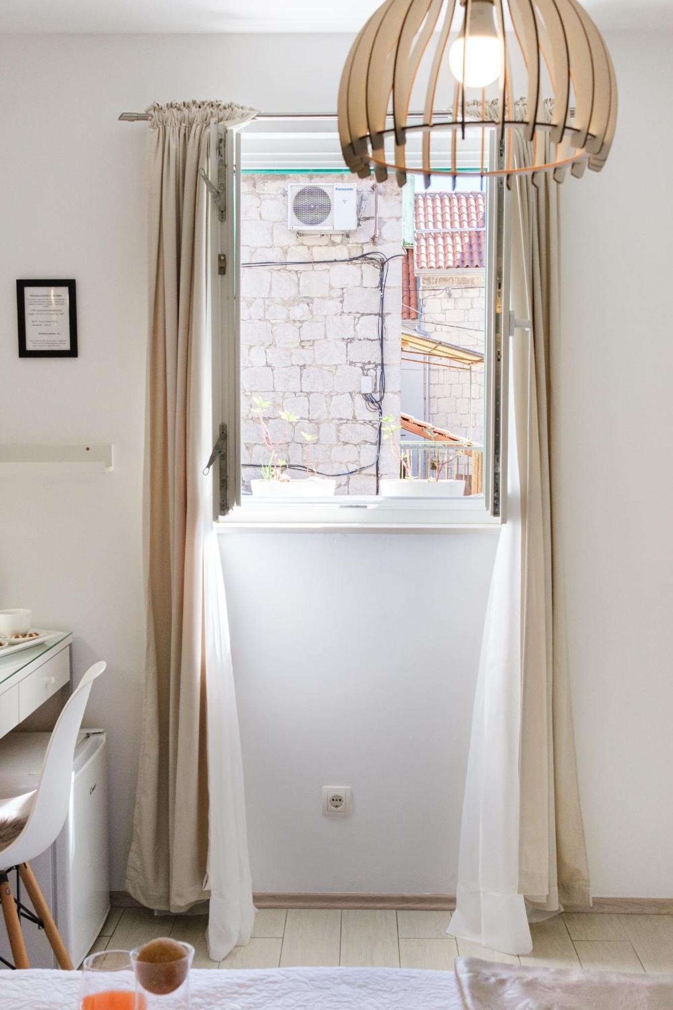 Central Split Rooms And Apartments Paese Экстерьер фото