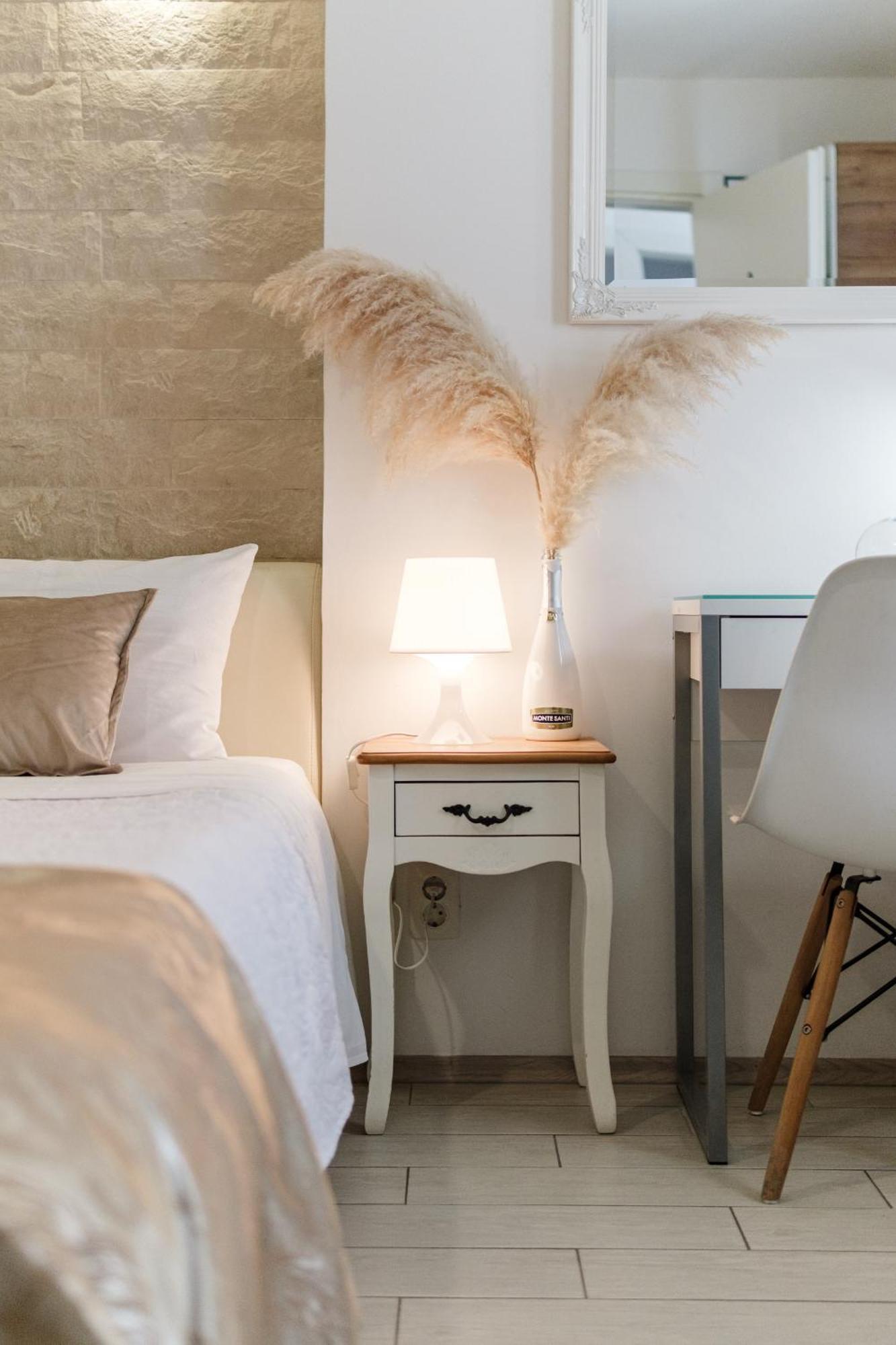 Central Split Rooms And Apartments Paese Экстерьер фото
