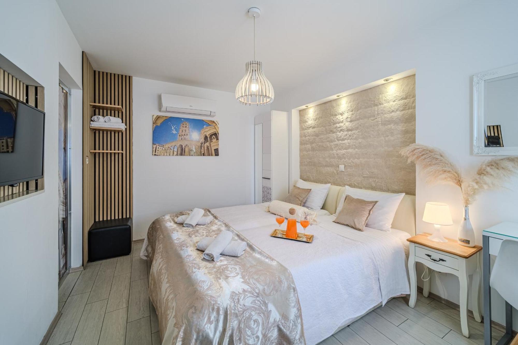 Central Split Rooms And Apartments Paese Экстерьер фото