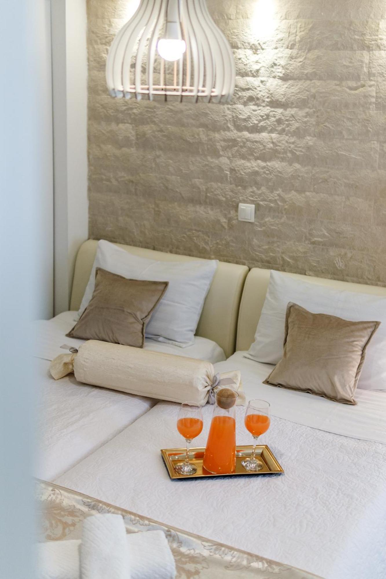 Central Split Rooms And Apartments Paese Экстерьер фото