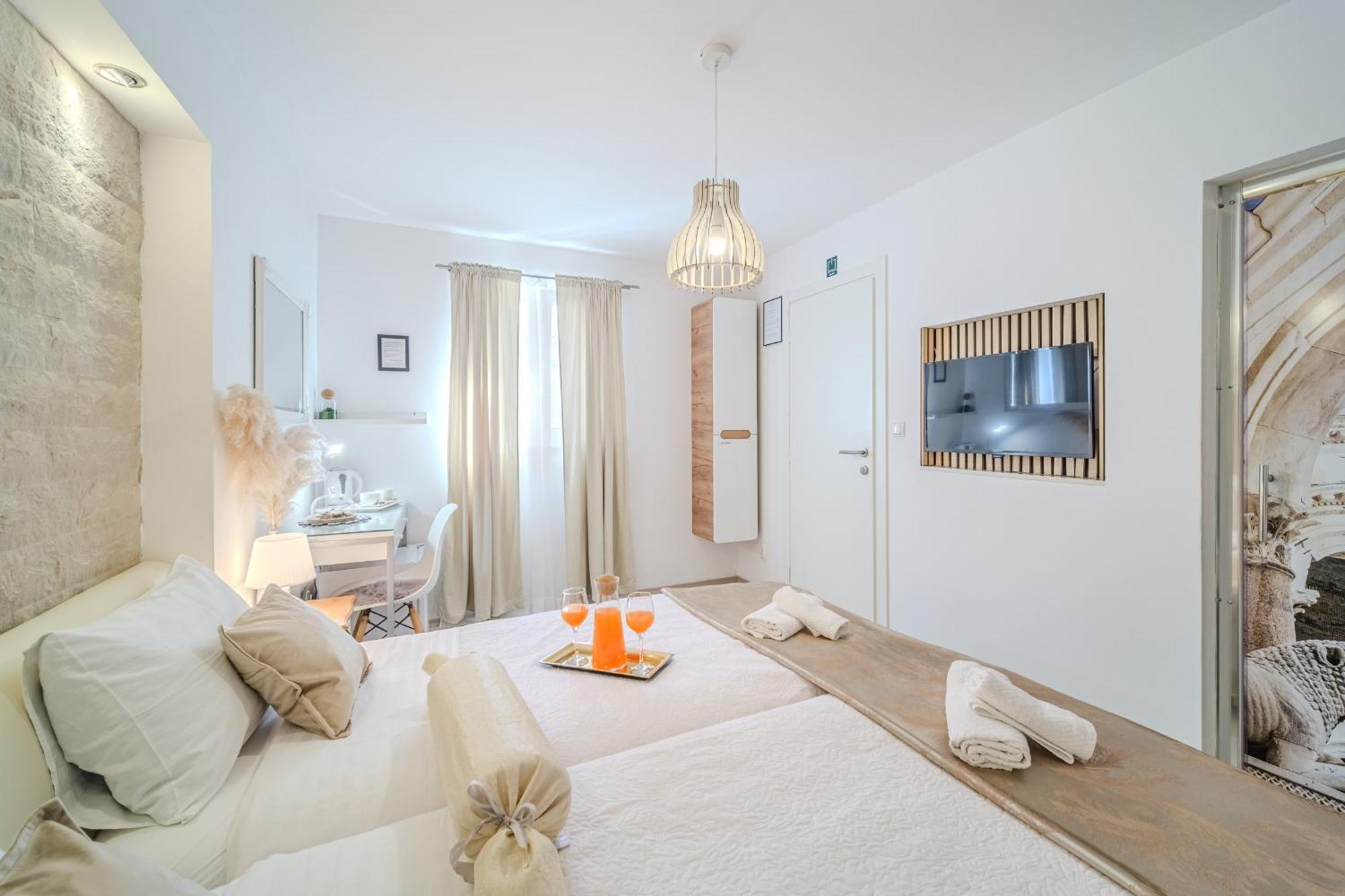 Central Split Rooms And Apartments Paese Экстерьер фото