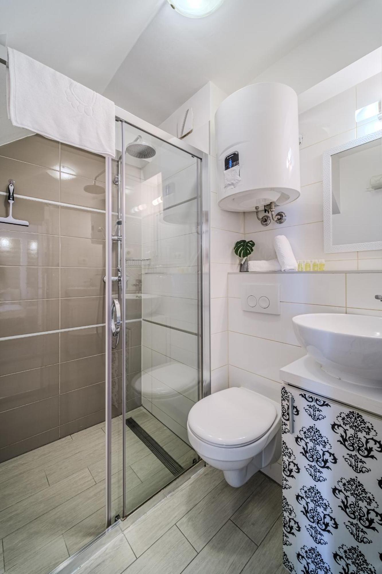 Central Split Rooms And Apartments Paese Экстерьер фото