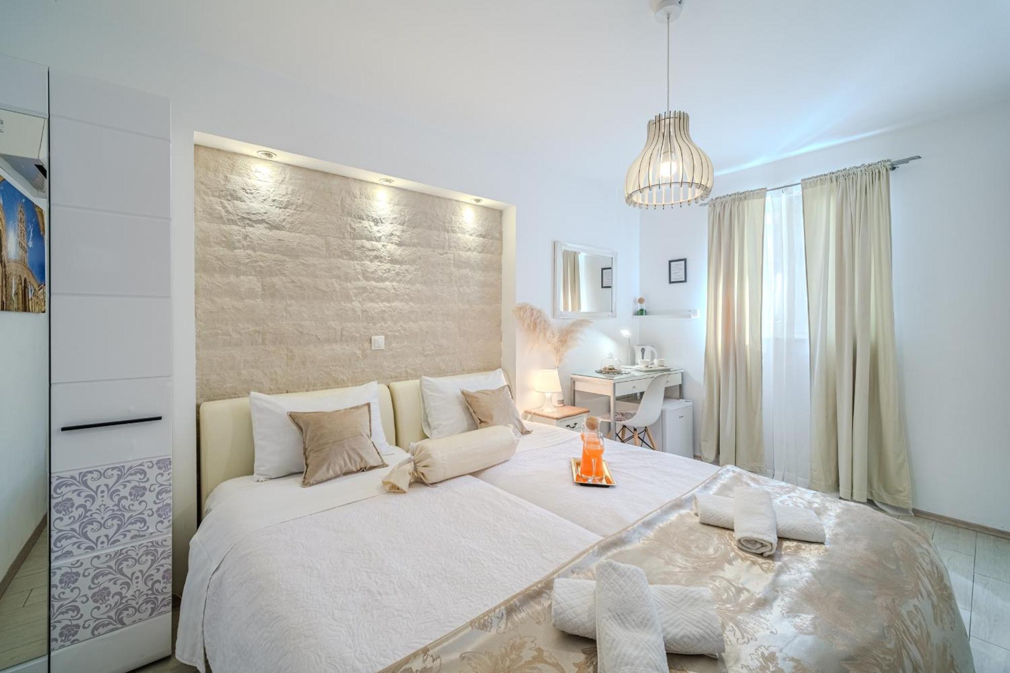 Central Split Rooms And Apartments Paese Экстерьер фото