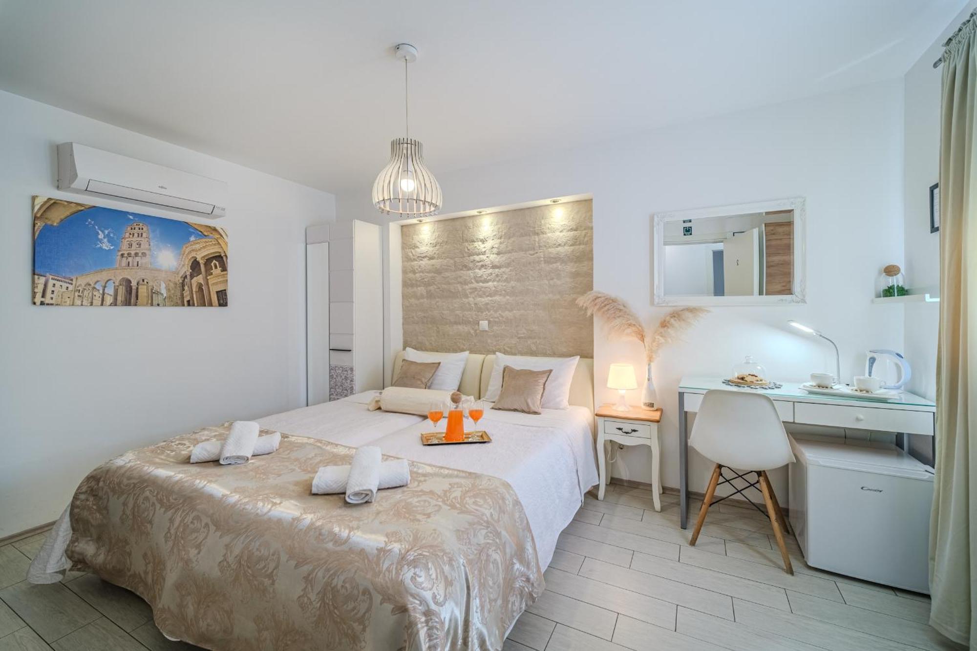 Central Split Rooms And Apartments Paese Экстерьер фото