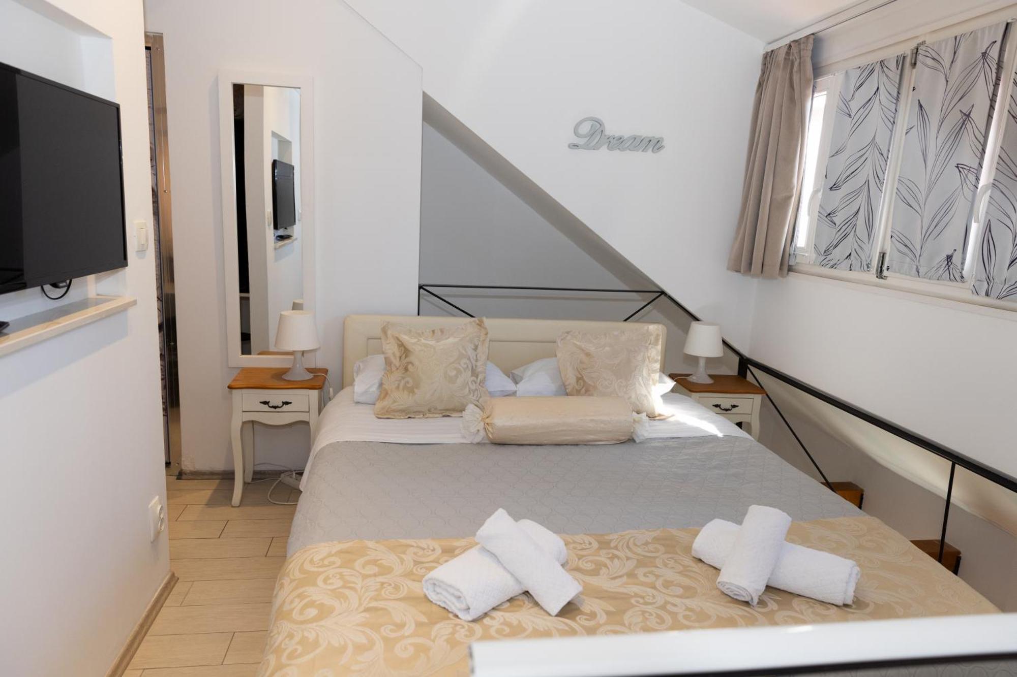 Central Split Rooms And Apartments Paese Экстерьер фото