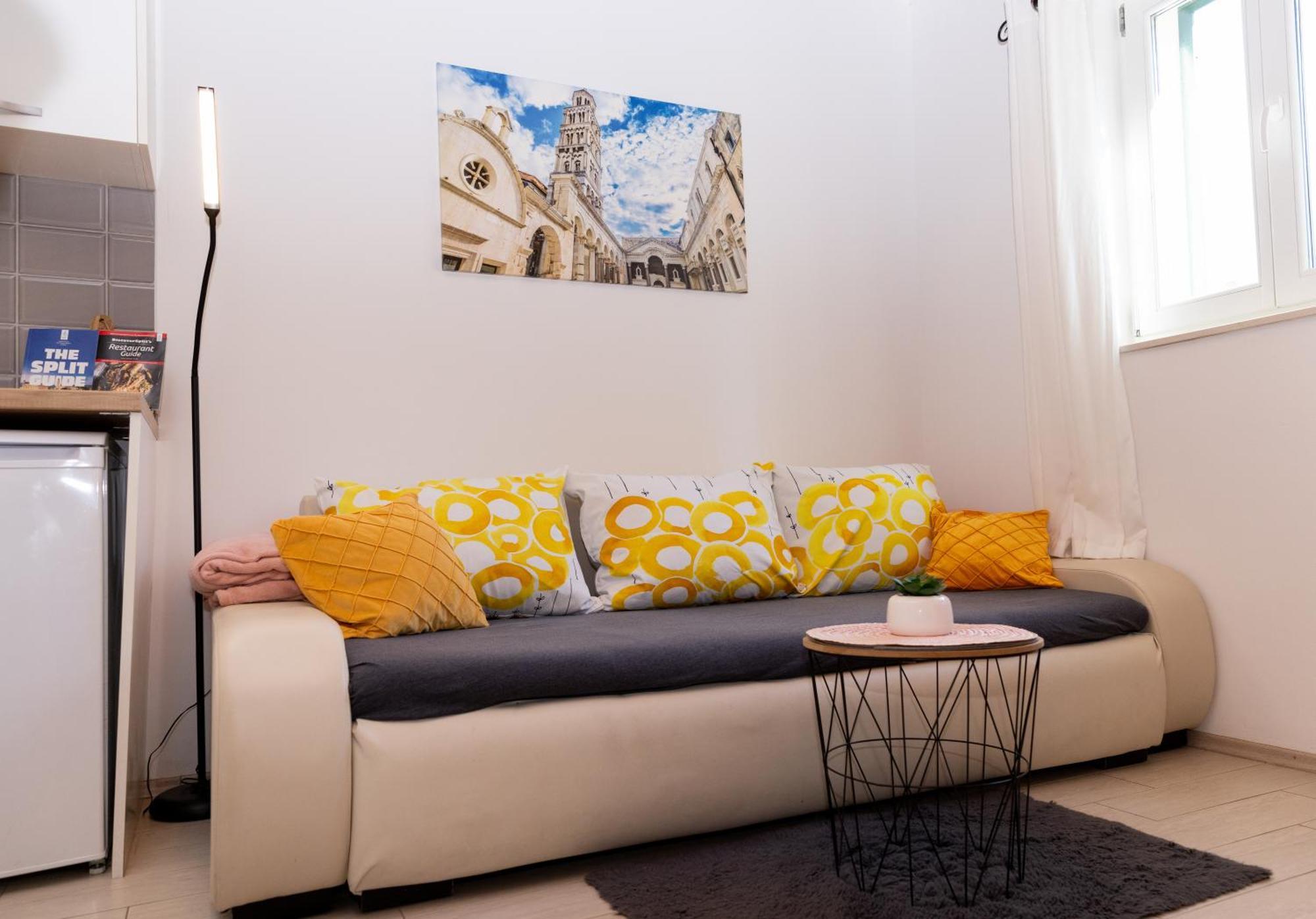Central Split Rooms And Apartments Paese Экстерьер фото