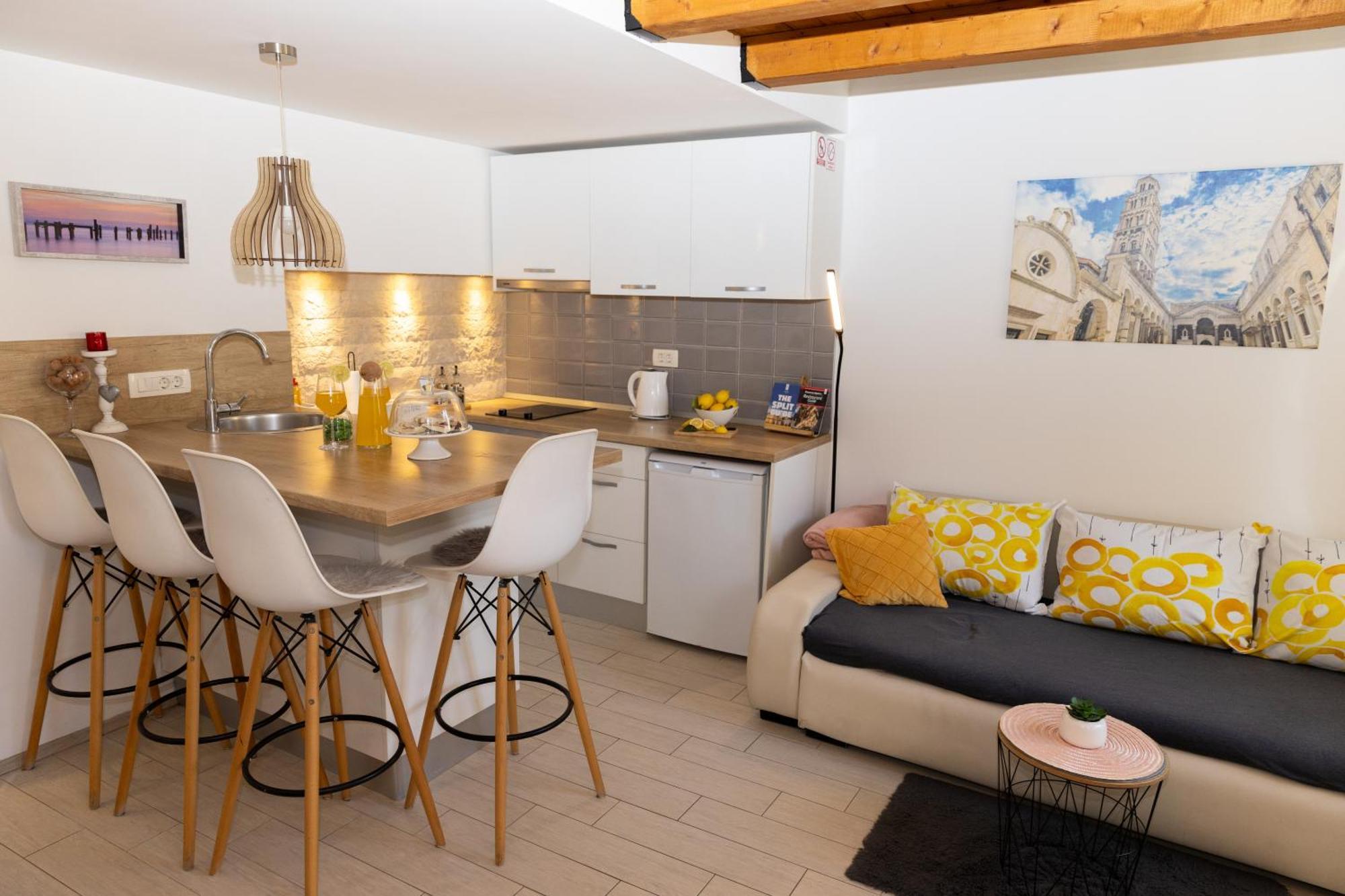Central Split Rooms And Apartments Paese Экстерьер фото
