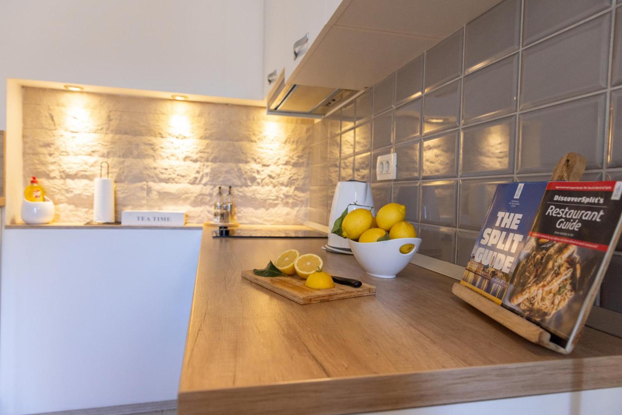 Central Split Rooms And Apartments Paese Экстерьер фото