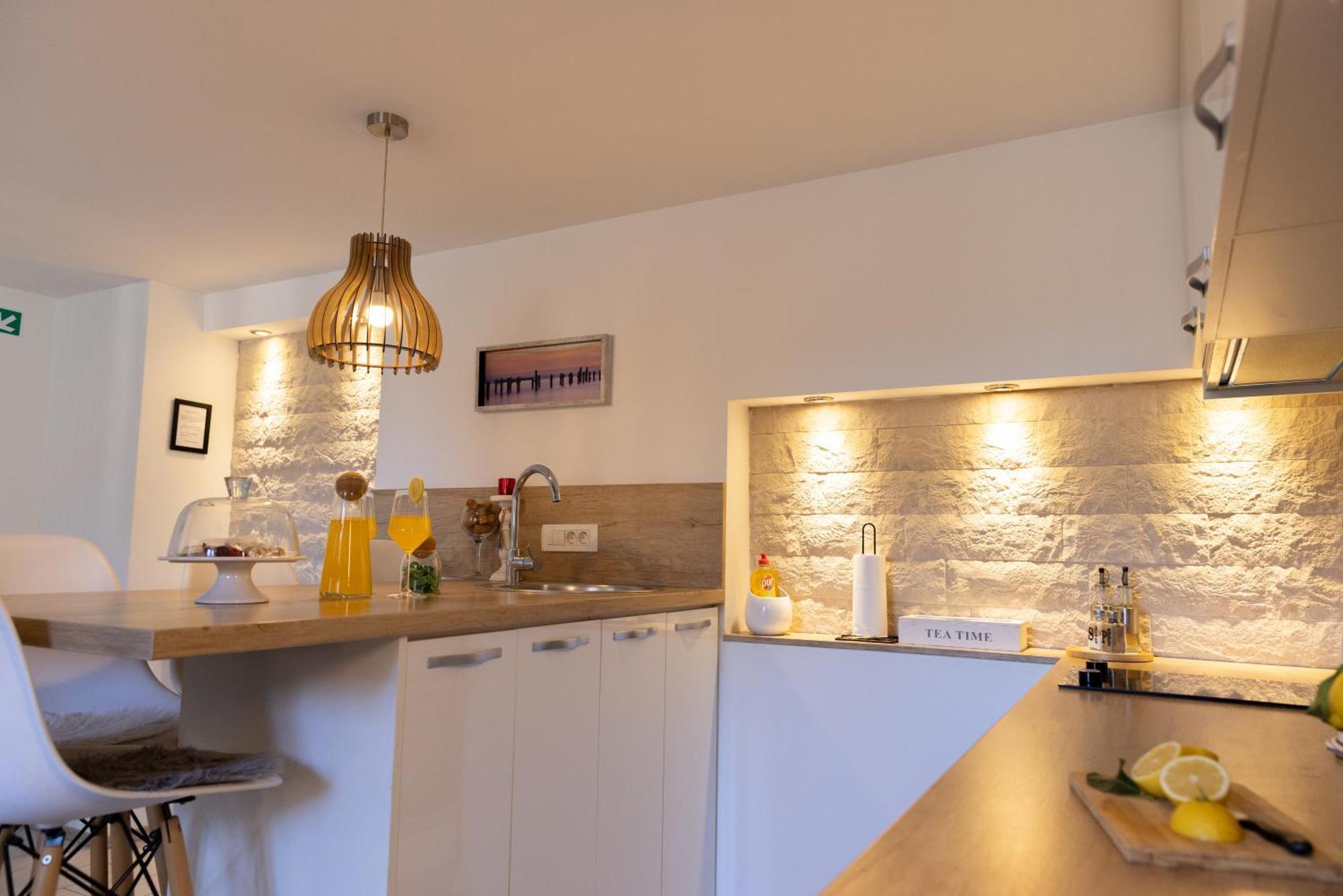 Central Split Rooms And Apartments Paese Экстерьер фото