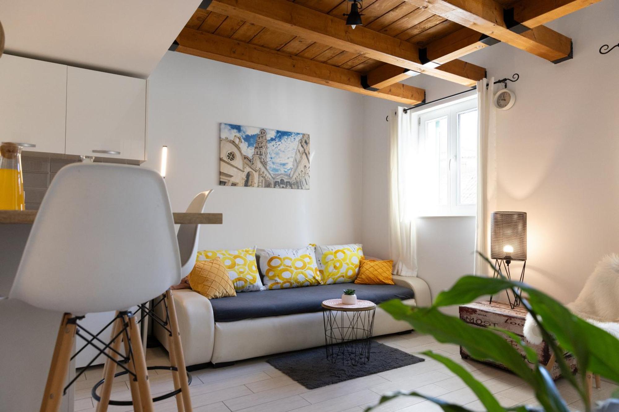 Central Split Rooms And Apartments Paese Экстерьер фото