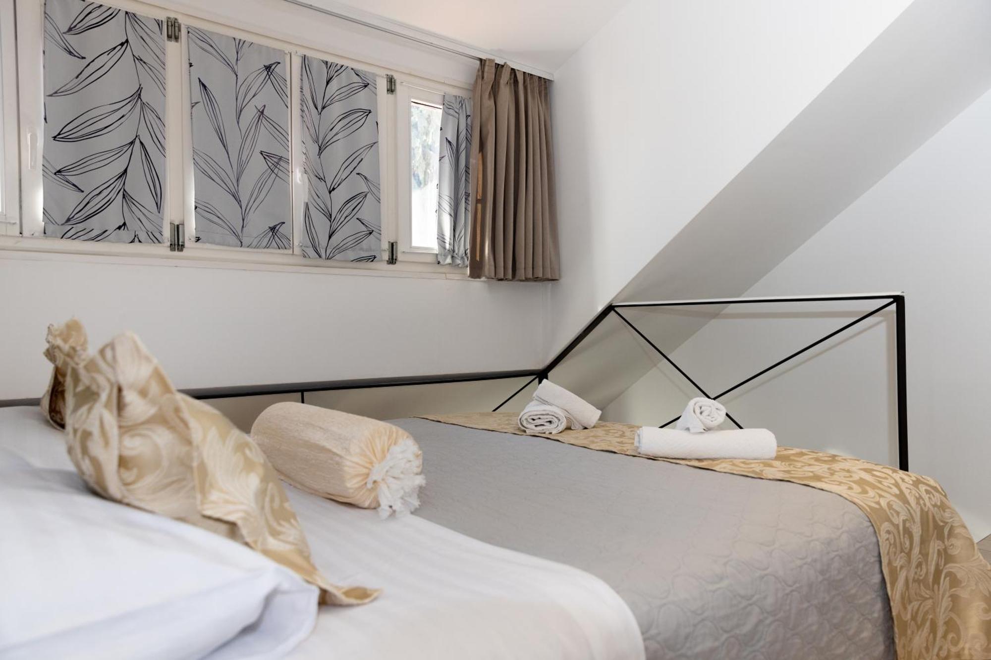 Central Split Rooms And Apartments Paese Экстерьер фото