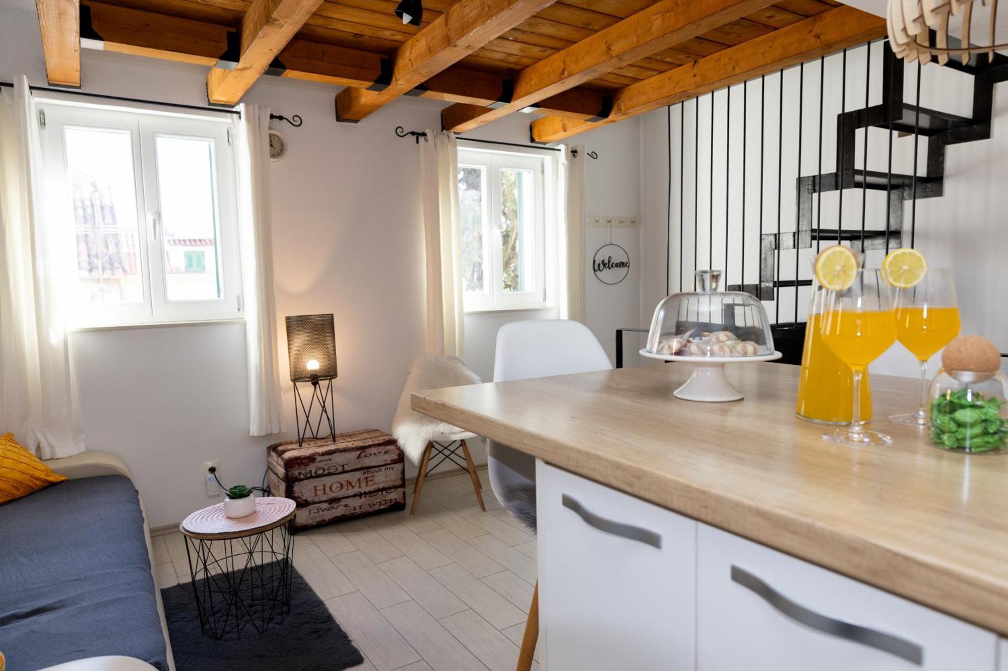 Central Split Rooms And Apartments Paese Экстерьер фото