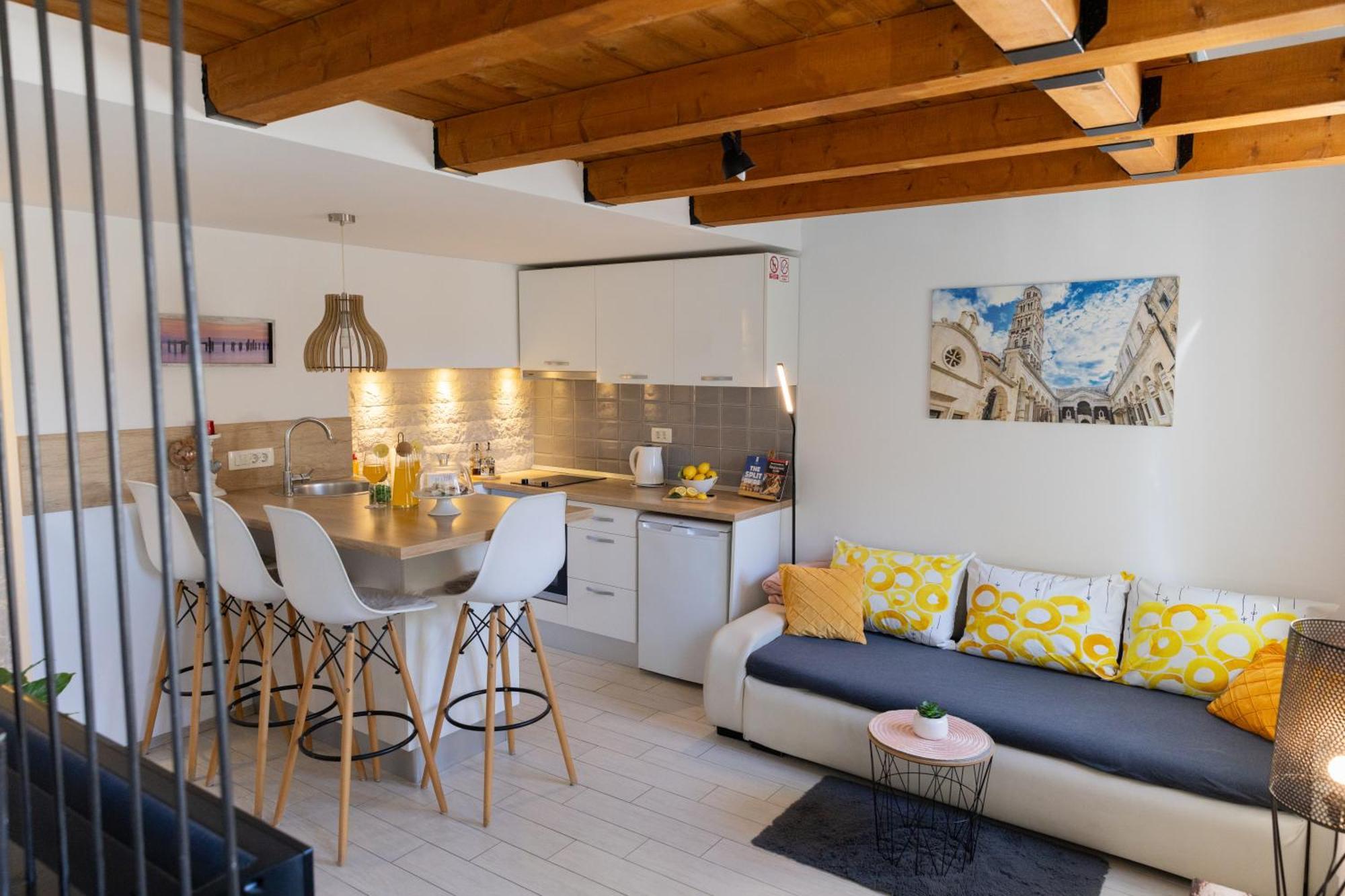 Central Split Rooms And Apartments Paese Экстерьер фото