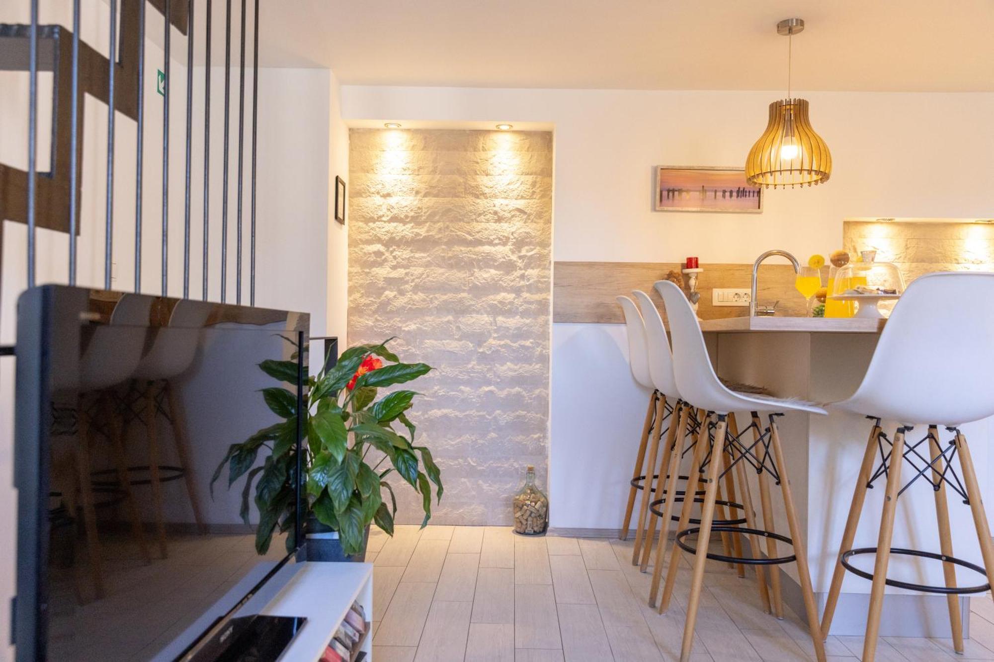 Central Split Rooms And Apartments Paese Экстерьер фото