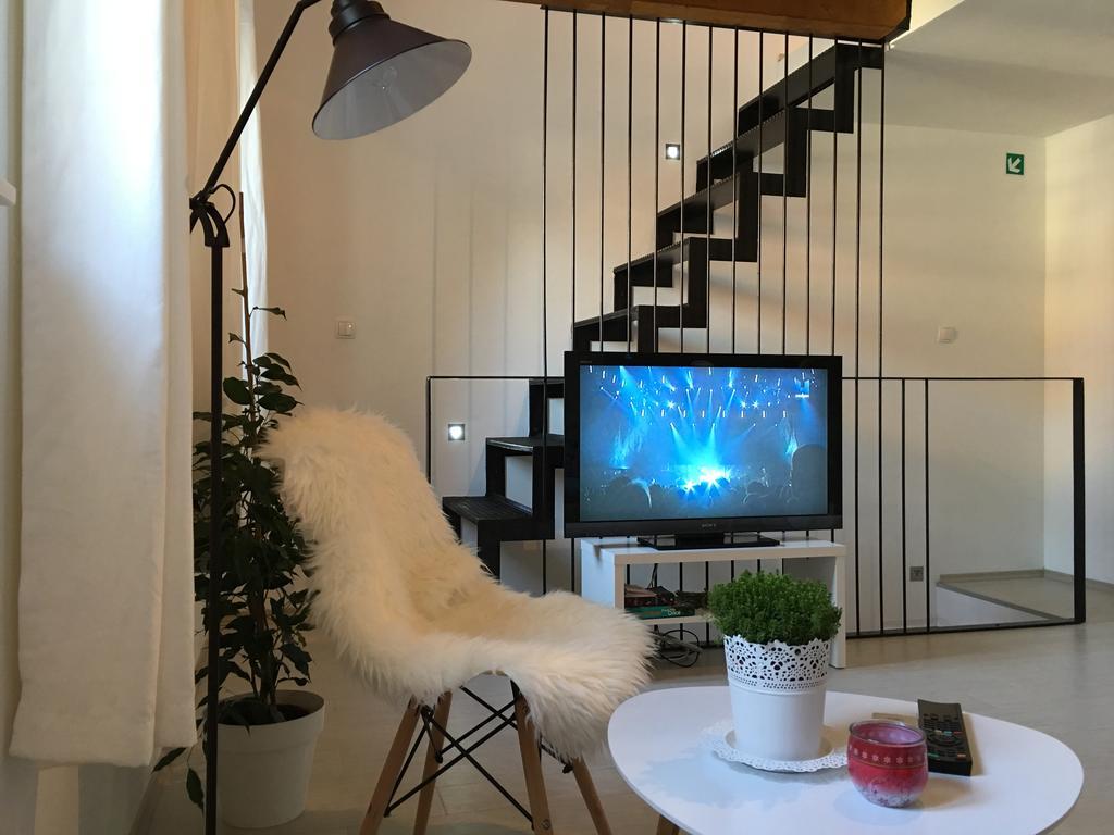 Central Split Rooms And Apartments Paese Экстерьер фото
